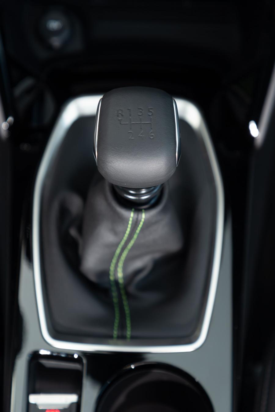 Детали интерьера Peugeot e-2008 GT (Digital White) 2019 года  (WW) (фото 87 из 119)